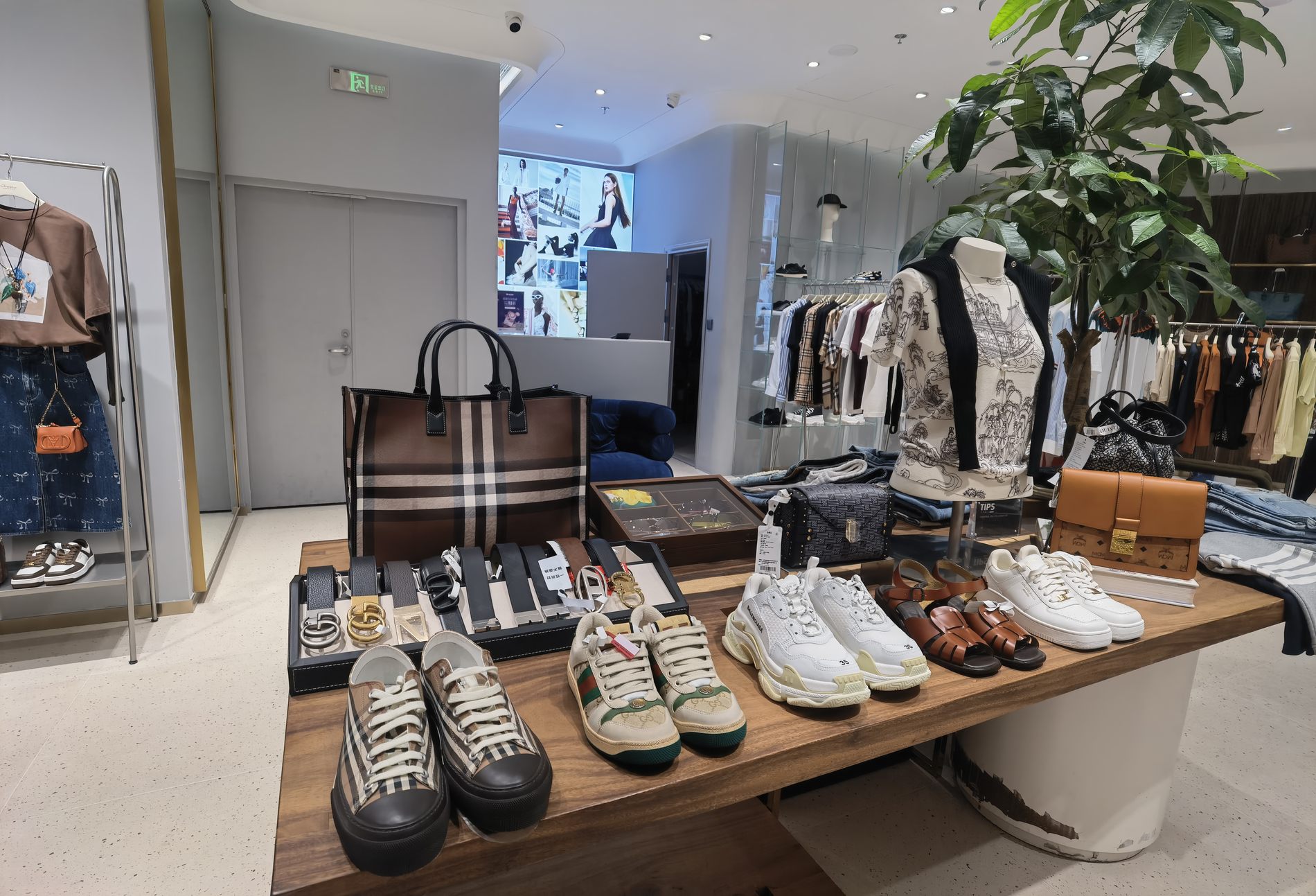 西有门店内的跨品牌商品组合陈列